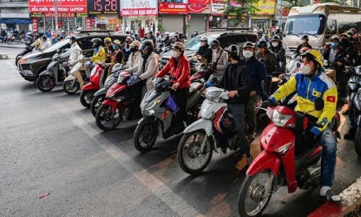 Theo quy định, dừng xe chờ đèn đỏ vẫn có thể bị phạt tới hơn 20 triệu nếu phạm lỗi này