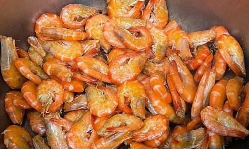 Dân vùng biển chỉ mẹo rang tôm vỏ giòn tanh tách, trong thịt ngọt mềm nhờ thứ nước này