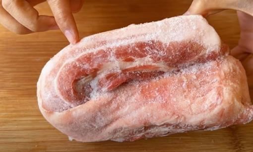 Bất kể thịt có đông lạnh đến mức nào, chỉ cần thêm vài giọt chất này là thịt sẽ rã đông và khử mùi tanh chỉ trong 5 phút