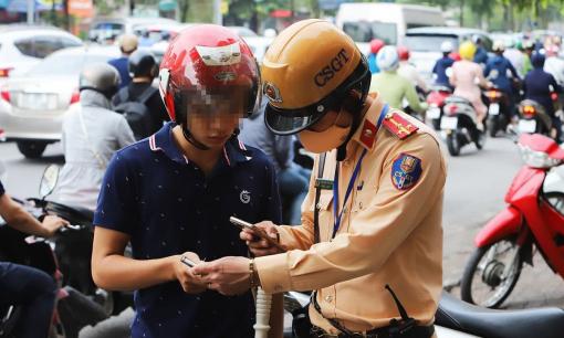 Khi tham gia giao thông, xuất trình giấy tờ xe bằng hình ảnh lưu trên điện thoại, cảnh sát giao thông có chấp nhận không?