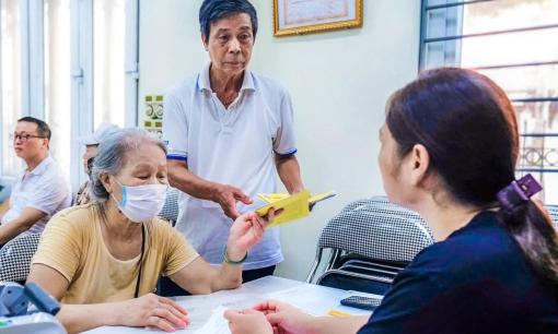 Người lao động 60 tuổi cần đáp ứng điều kiện gì để được hưởng trợ cấp hàng tháng?