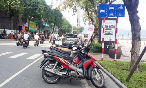Từ 2025, xe gắn máy được phép đậu xe cách vỉa hè ít nhất bao nhiêu mét?