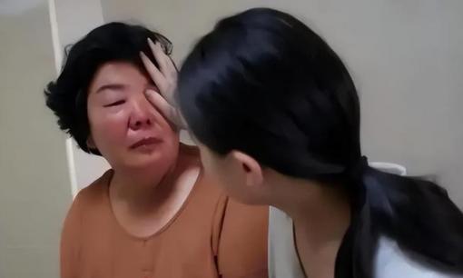 'Nở rộ' một kiểu bất hiếu mới: Ban đầu cha mẹ tự hào vì nghĩ con xuất sắc, về sau mới mệt mỏi