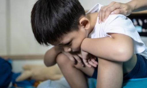 Con trai tự ti vì nhà không giàu như bạn, người mẹ nói gì mà khiến cậu bé nhận ra giá trị thực sự và vui vẻ trở lại?