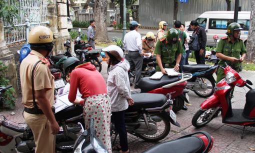 Lỗi đỗ xe trên vỉa hè với xe máy, ô tô theo quy định mới nhất năm 2025 bị phạt bao nhiêu tiền?