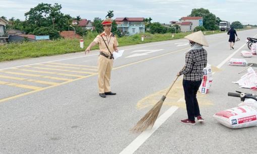 Từ nay: Người dân sử dụng lòng đường để phơi lúa, rơm rạ sẽ bị phạt lên tới 20 triệu đồng