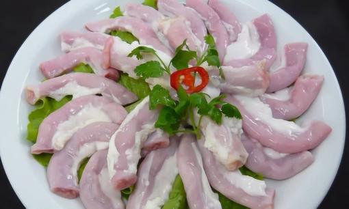 Đừng dại đổ nước lạnh vào luộc lòng! Chỉ cần thả thứ này vào nồi nước luộc, lòng trắng tinh, giòn sần sật, hết sạch mùi hôi trong 5 phút