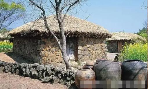 Có một câu nói cổ: 'Khi nghèo thì chuyển nhà; khi giàu thì chuyển mộ; khi không nghèo cũng không giàu thì đổi cửa trước'. Điều này có thực sự đúng không?