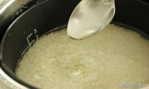 Nấu cơm chỉ với nước là rất nhạt nhẽo! Thêm hai thành phần nữa vào nước và cơm sẽ đặc biệt thơm, dẻo và bóng