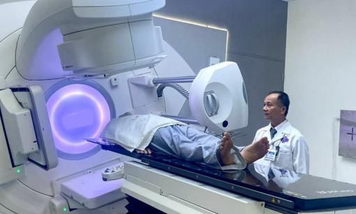 Chính thức vận hành máy xạ trị 100 tỷ tại Việt Nam, bệnh nhân ung thư thoát cảnh xếp hàng chờ đợi, điều trị đêm?