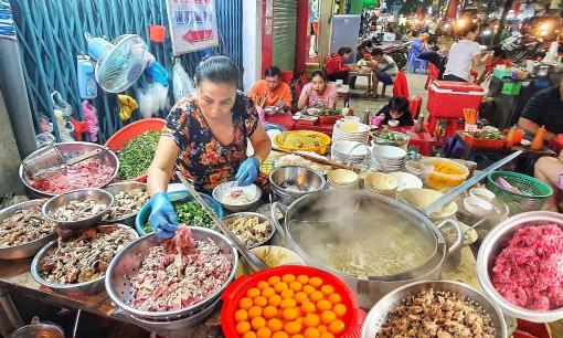 Chủ quán bún, phở, bánh mỳ 'đổ tội' do thuế, đồng loạt tăng giá