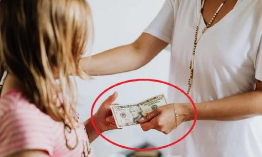 'Mẹ ơi, cho con 10 nghìn tiền tiêu vặt': Phản ứng của cha mẹ khi con xin tiền có thể ảnh hưởng đến tư duy tài chính của trẻ sau này