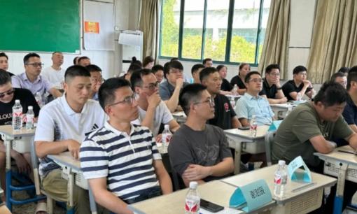 Giáo viên dạy Văn đứng lớp 40 năm nhìn dáng ngồi của cha mẹ khi đi họp phụ huynh, biết ngay con họ giàu sang hay lận đận, vì sao?