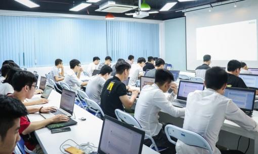 Con trai không có bằng cấp nên làm nghề gì? 6 hướng đi này vừa dễ vào vừa kiếm tiền nhanh! Có nghề còn là 'vua của mọi ngành', ngồi làm trong văn phòng mát rượi