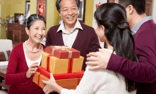 Lần đầu ra mắt nhà bạn gái, mẹ vợ tương lai đã hào phóng cho tôi phong bì đỏ, lúc đi vệ sinh mở ra mới choáng váng