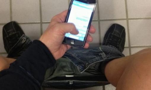 Người đàn ông rơi 13cm ruột ra ngoài do thói quen ôm điện thoại 2 tiếng trong toilet