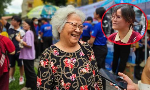 Khoảnh khắc ý nghĩa trong kỳ thi tốt nghiệp THPT 2025: Ông bà 70 tuổi vượt hàng chục km để đi cổ vũ cháu