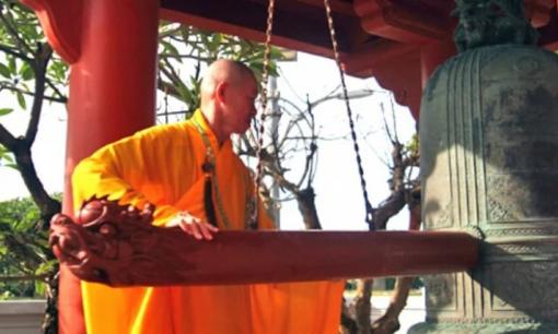 Đúng 6 giờ ngày 1/7, hơn 18.000 ngôi chùa trên cả nước cử hành 3 hồi chuông, trống bát nhã