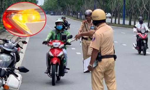 Điều khiển xe máy, ô tô đến đoạn rẽ phải bật xi nhan trước bao nhiêu mét? Quy định mới cần nắm kẻo bị phạt nặng