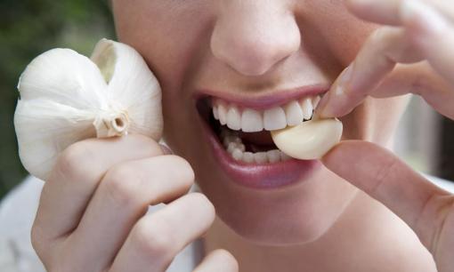 Nghiên cứu kéo dài 22 năm của Đại học Bắc Kinh: Ăn tỏi trong thời gian dài giúp giảm 34% nguy cơ tử vong vì ung thư dạ dày, thật hay chỉ là lời đồn?