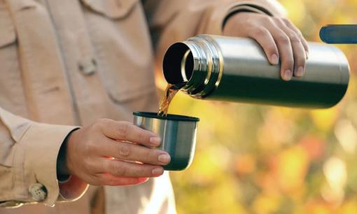 Bình giữ nhiệt có thể dùng đựng cà phê không? 7 loại đồ uống tuyệt đối không nên đựng trong bình giữ nhiệt! Vi khuẩn tăng gấp 30 lần, độc tố vào thẳng cơ thể