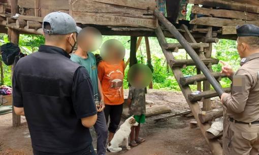 Đau lòng bé trai 8 tuổi bị mẹ bỏ rơi, phải sống cùng đàn chó, không biết giao tiếp như người