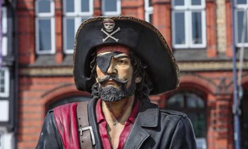 Vì sao không bị mù nhưng cướp biển luôn bịt một bên mắt và một tay còn gắn móc sắt? Sự thật đằng sau hình tượng kinh điển