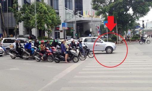 Năm 2025, xe ô tô dừng đèn đỏ nếu vi phạm điều này có thể bị xử phạt đến 22.000.000 đồng?