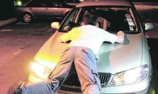 Phát hiện vợ 'không mảnh vải' trong xe với bạn, chồng bị húc văng chấn thương phải nhập viện