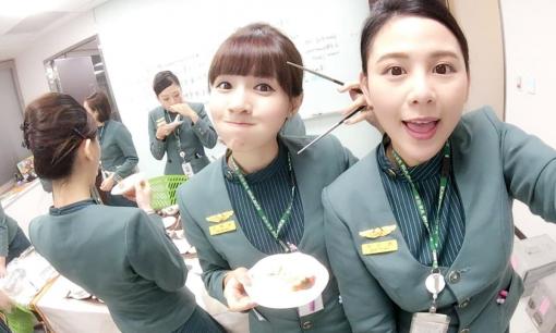 Tiếp viên hàng không chỉ xếp thứ 4! Top 10 công việc mơ ước của các cô gái trẻ, công việc đầu tiên nhiều người không thể đoán được