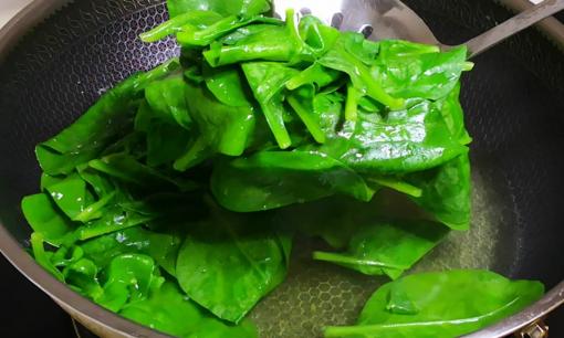 Loại rau 'nhớt nhớt' có hàm lượng axit folic cao gấp 20 lần táo, giúp trẻ lâu, ngừa ung thư, bán ngoài chợ giá rẻ bèo nhưng ít ai để ý