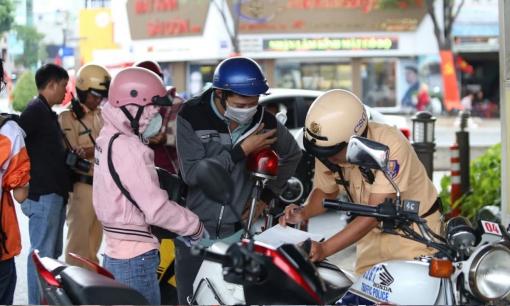 Từ bây giờ: Người dân đi xe máy ra đường không đáp ứng điều kiện này có thể bị CSGT phạt hơn 10.000.000 đồng