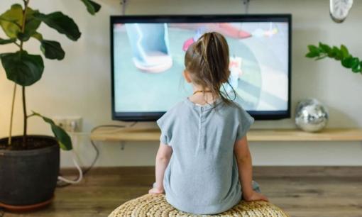 Có 4 điểm khác biệt rõ ràng giữa trẻ em 'xem nhiều TV' và trẻ em 'hiếm khi xem TV' trong tương lai