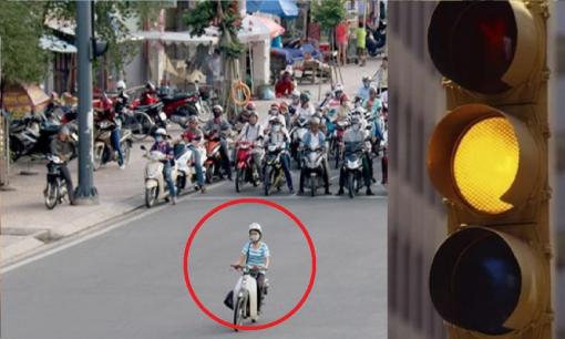 Xe đi qua vạch dừng, tín hiệu đèn chuyển màu vàng có được đi tiếp không?