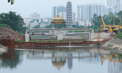 Sông Tô Lịch có cảnh tượng 'lạ' khiến ai cũng phải ngoái nhìn, dự kiến hoàn thành trong tháng 8