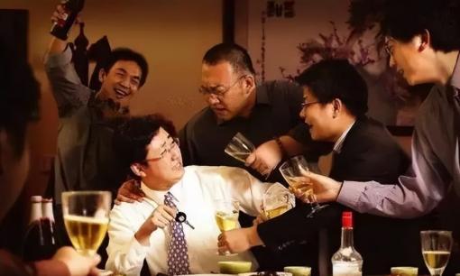 Người đàn ông càng kém cỏi càng thích nói 3 câu này bên bàn rượu, chỉ cần liếc mắt là có thể nhìn thấu