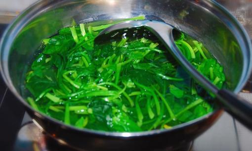 Tôi chỉ ăn một món mà phải chạy thận suốt đời? 5 loại rau gây hại thận này nhất định phải chần qua trước khi ăn