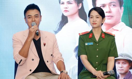 Tuấn Tú lần đầu vào vai Công an xã, 'lỡ miệng' tiết lộ chuyện riêng tư của bạn diễn