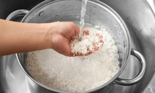 Dùng nước lạnh hay nước nóng để nấu cơm tốt hơn? Rất nhiều người đang làm sai