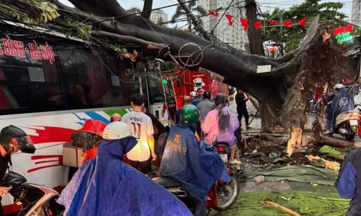 Mưa lớn ở Hà Nội đã có những thiệt hại đầu tiên: Tôn bay, kính vỡ, người đi xe máy bị hất văng