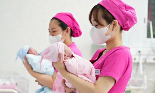 Phụ nữ sinh đủ 2 con trước 35 tuổi, sinh hai con gái có thể nhận tiền mặt trong trường hợp này