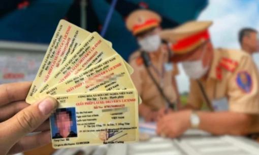 Người đi xe máy phải đổi bằng lái xe, dùng mẫu cũ bị phạt đến 6.000.000 đồng, đúng không?