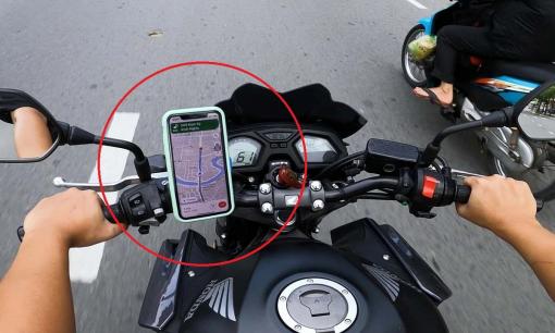 Tài xế công nghệ sử dụng điện thoại gắn ở đầu xe máy khi tham gia giao thông có vi phạm luật?