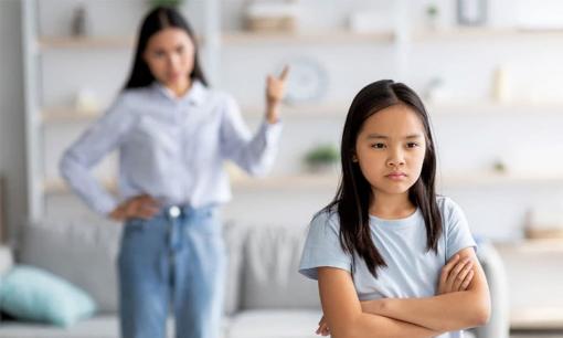 5 dấu hiệu nhận biết cha mẹ yêu bản thân hơn con cái