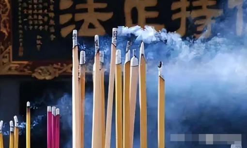 'Nhang gãy đầu' là gì? Bạn nên làm gì khi gặp phải 'nhang gãy đầu'? Nhiều người chưa biết đến điều 'đại kị' này