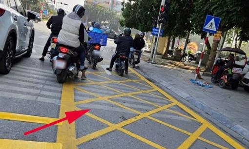 Mức phạt đè vạch mắt võng năm 2025 là bao nhiêu, người dân cần chú ý điều gì khi thấy vạch này?