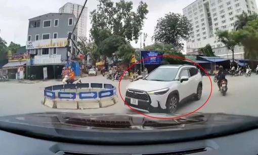 Năm 2025, mức phạt lỗi đi sai vòng xuyến đối với xe máy, ô tô là bao nhiêu?