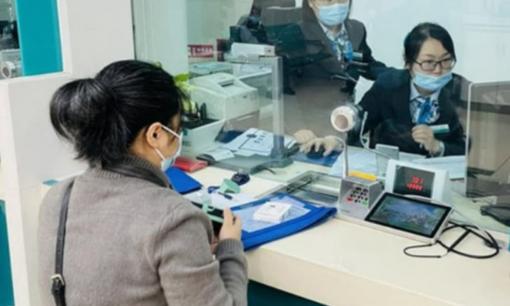 Cô gái bỗng dưng nhận được 35 tỷ đồng chuyển khoản, ra ngân hàng nói: 'Tiền của cô, cứ tiêu thoải mái!'