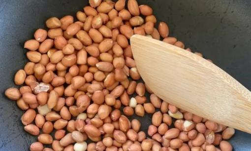 Rang lạc uống bia ngày nắng nóng siêu hợp, chỉ mẹo giúp giòn tan, để lâu không ỉu, không hôi