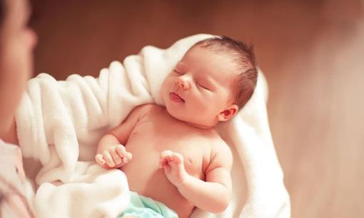 Người đầu tiên bế em bé cực kỳ quan trọng! 3 nhóm người dù thân đến mấy cũng không nên cho bế, đừng xem nhẹ